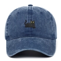 Dettaglio ricamo gatto nero su berretto da baseball in denim blu lavato - Blu Notte