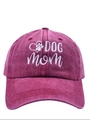 Dettaglio del ricamo bianco DOG mom con cuore e zampa su cappello in cotone bordeaux - Taglia unica / Borgogna