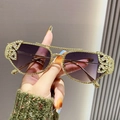 Occhiali da sole dorati a doppio ponte con decoro a farfalla e lenti sfumate - Grigio Rosa