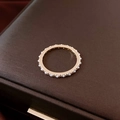 Detalle de anillo bañado en oro de 14K con perlas y pavé sobre un joyero de terciopelo - Dorado