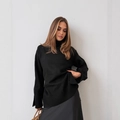 Pull en tricot noir à col roulé pour femme avec fentes élégantes aux poignets - S / Noir