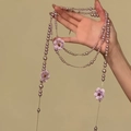 Detaillierte Nahaufnahme einer fliederfarbenen Perlenkette mit lila Stoffblumen - Stoffblume Perlenkette / Silber-Lila