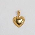 Dettaglio del ciondolo a cuore dorato con bordo perlato in acciaio inossidabile - K01-Cuore / Oro