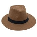 Détail d'un chapeau fedora classique en paille marron avec ruban noir élégant - café