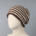 Gros plan sur un bonnet en tricot à rayures avec motif ondulé marron foncé et beige - M(56-58cm) / café