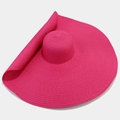 Dettaglio cappello di paglia fucsia con tesa larga e materiale intrecciato pieghevole - Rosa Rosso