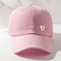 Detail van de hartprint op een lichtroze katoenen baseballpet voor dames en heren - Verstelbaar / Roze