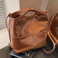 Retro braune Tragetasche mit Faltenstruktur und verstellbarem Schultergurt für Damen - Braun