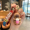 Cartoon Wasserschwein Schlüsselanhänger mit Milchtee-Becher und braunem Silikonband - Wasserschwein mit Milchtee