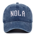 Détail de la broderie NOLA blanche sur casquette de baseball en jean bleu foncé - Réglable / Bleu Marine