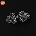 Détail macro du clip de cardigan argent antique avec motif floral évidé complexe - Style 26 (Fermoir de sculpture vintage en argent)