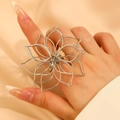 Statement Ring aus Silber mit ausgeschnittener Blume im minimalistischen Vintage-Stil - Offener Ring mit hohler Blüte (7431) / Silber (05 Weiß k7431)