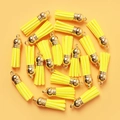 Set de borlas amarillas de ante sintético con tapas doradas para creación de joyas DIY - Amarillo