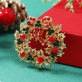 Detalle de un broche de corona navideña con pedrería roja y verde sobre base de metal dorado - Corona de Navidad Clásica (BR1535)