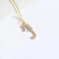 Collana con ciondolo a ippocampo dorato con zirconi bianchi e dettaglio di un fiore blu - Cavalluccio Marino (Celeste) (XL3206)