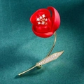 Dettaglio macro di una spilla a fiore rosso con steli dorati e cristalli su velluto - Fiore Rosso a Cinque Petali / Zirconia (YY64-01)