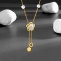 Minimalistische gouden titanium ketting met parels en camelia schelp bloem hanger - Goud
