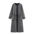 Lange damesjas met visgraatpatroon, zwarte bies en ceintuur in minimalistische stijl - XS / Zwart en Wit Visgraat
