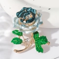 Broche de rosa esmaltada con pétalos azules degradados y cristales sobre base cerámica - Azul
