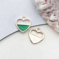 Pendentif cœur en métal doré avec émail vert émeraude pour la création de bijoux DIY - Cœur Semi-Évidé (17536)