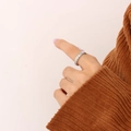 Elegante zilveren gedraaide ring van minimalistisch 18K verguld titanium staal - US 7 / Staalkleur