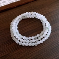 Bracelet à trois rangs en perles de jade blanc glacé avec des fleurs vertes légères - Bracelet Style Jade Multi-tours Bleu Pâle