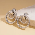 Detailopname van zilveren geometrische dubbele oorringen op wit gestructureerd steen - 925 Zilveren Pin Dubbele Ring Stijl / Zilver