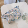 Dettaglio della borsa per cosmetici in cotone floreale con etichetta e cerniera grande - Fiori Blu Verde