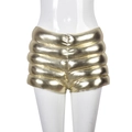 Dettaglio degli shorts trapuntati in oro metallizzato con imbottitura calda e lucida - S / Champagne