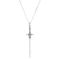 Primo piano dettagliato di un ciondolo a spada d'argento con elsa ornata su catena a maglie - Spada Argento Antico (X022)