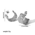 Dettaglio macro di orecchini d'argento stropicciati con trama in metallo fuso e dimensioni - Stile Argento Con Texture Martellata (TE6467-S)