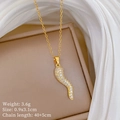 Macro du pendentif piment doré avec pierres blanches, dimensions 0,9x3,1cm sur soie - Pendentif Piment Doré(A534)