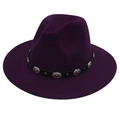 Détail d'un chapeau fedora violet avec bande en cuir et clous en métal argenté - M (56-58cm) / Violet foncé