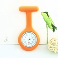 Dettaglio dell'orologio da infermiera in silicone arancione con movimento al quarzo - Arancione