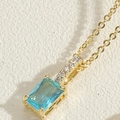 Macro-opname van een 14K vergulde choker ketting met een vierkante blauwe zirkoon hanger - Blauw