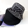 Detail von Fischerhüten mit schwarz-weißem Paisley-Muster und klassischem breitem Rand - Erwachsene 55-58cm / Schwarz Paisley