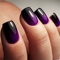 Dettaglio di unghie finte quadrate lucide con sfumatura ombré dal nero al viola scuro - Gradiente Nero Viola - Con Colla a Gelatina Gialla (CW775)