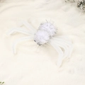 Macro d'une pince à cheveux araignée en peluche blanche pour décoration d'Halloween - Pince à cheveux / Blanc