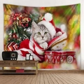 Weihnachtswandteppich mit süßem grauem Kätzchen in Weihnachtsmütze und festlichem Dekor - 150x130cm / Graue Katze in Weihnachtssocke mit Weihnachtsmütze