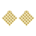 Boucles d'oreilles carrées dorées en petites perles métalliques sur fond blanc immaculé - Boucles d'Oreilles Clous Carrés en Perles Dorées