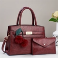 Detailansicht des weinroten PU-Leder Taschen-Sets mit Kirsch-Anhänger und passender Clutch - Rot