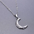 Collana con pendente a forma di luna in argento con superficie martellata e materica - Collana con Pendaglio Color Argento