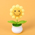 Handgefertigte gehäkelte lächelnde Sonnenblume im weißen Keramiktopf auf orangefarbenem Grund - Fertige Miniatur-topfpflanze Mit 5 Ringen Smiley-gesicht Und Sonnenblume (gelb)