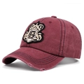 Detalle de gorra de algodón lavado burdeos con bordado 84 Years y acabado desgastado - Ajustable / Burdeos