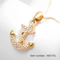 Dettaglio macro della collana con ciondolo ad ancora in oro e zirconi scintillanti - Stile Ancora (N0137G)