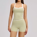 Olijfgroene yoga set met witte bies inclusief racerback top en korte broek met hoge taille - S / Tanktop + Shorts / Midzomergroen