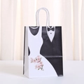 Hochzeits-Geschenktüten aus Papier mit Illustrationen von Smoking und Brautkleid - Kraftpapier / 493-1 Weißes Hochzeitskleid-Design