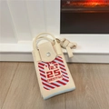 Details der beigen gestrickten Mini-Weihnachtstasche mit roten Streifen und Datum-Text - 12.25 Weihnachten Beige