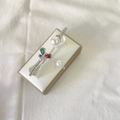 Bracciale a farfalla argento con perle e gemme colorate su supporto per gioielli bianco - Colorato