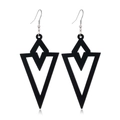 Orecchini geometrici in legno nero traforato per donna su sfondo bianco professionale - Stile 2 (Forma geometrica)